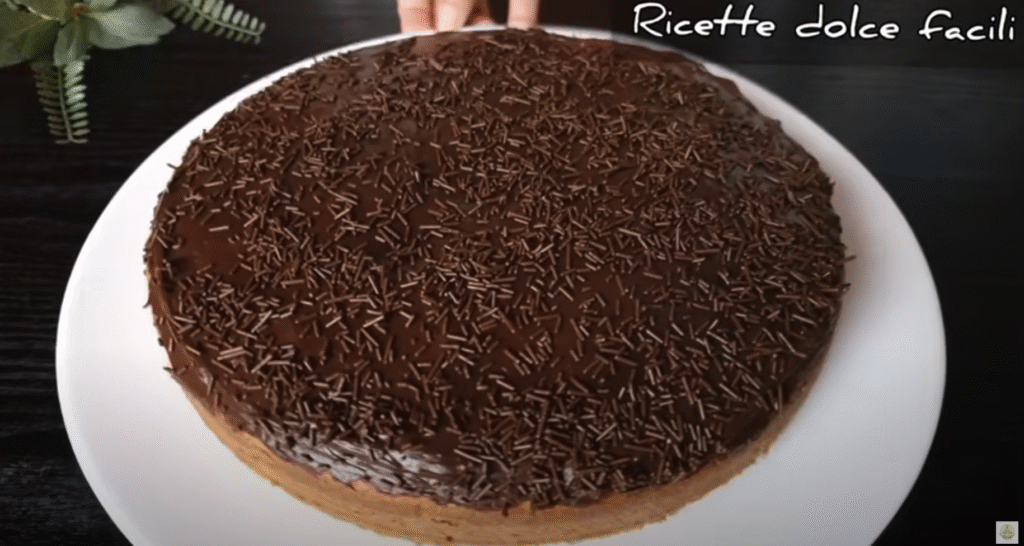 Lehoučký dort s hebkým Nutellovo-kávovým krémem a bohatou čokoládovou ozdobou