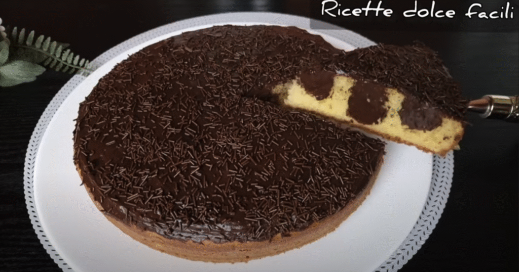 Lehoučký dort s hebkým Nutellovo-kávovým krémem a bohatou čokoládovou ozdobou