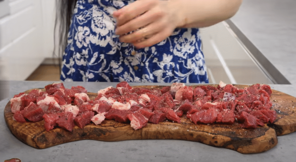 Delikátní Boeuf Bourguignon - francouzské hovězí na červeném víně s kořenovou zeleninou a žampiony