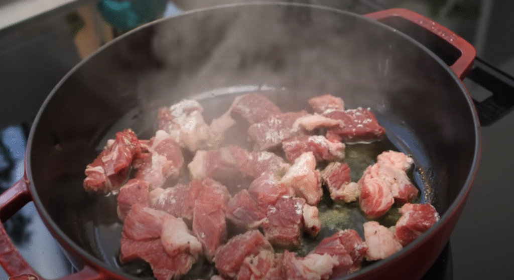 Delikátní Boeuf Bourguignon - francouzské hovězí na červeném víně s kořenovou zeleninou a žampiony
