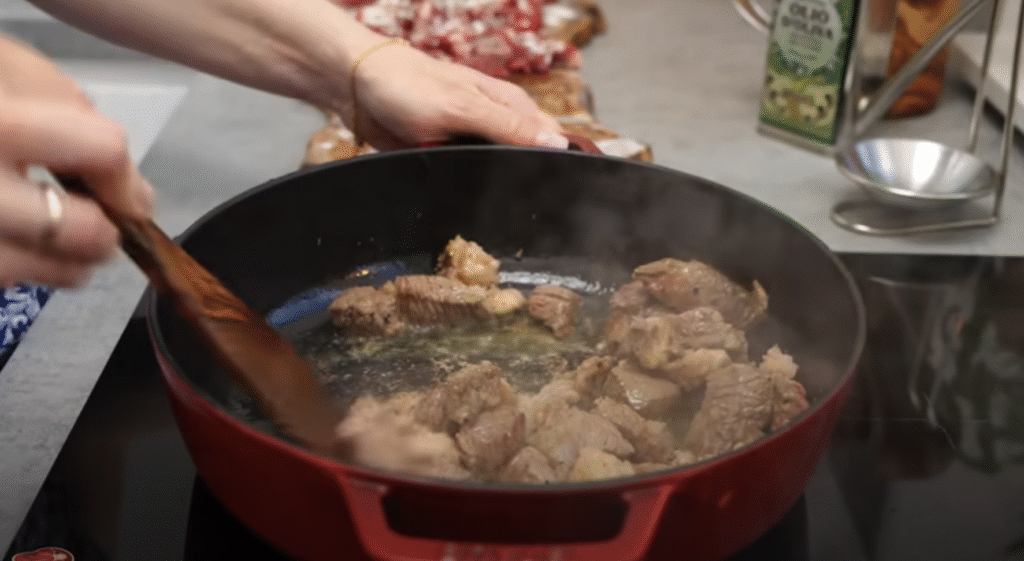 Delikátní Boeuf Bourguignon - francouzské hovězí na červeném víně s kořenovou zeleninou a žampiony