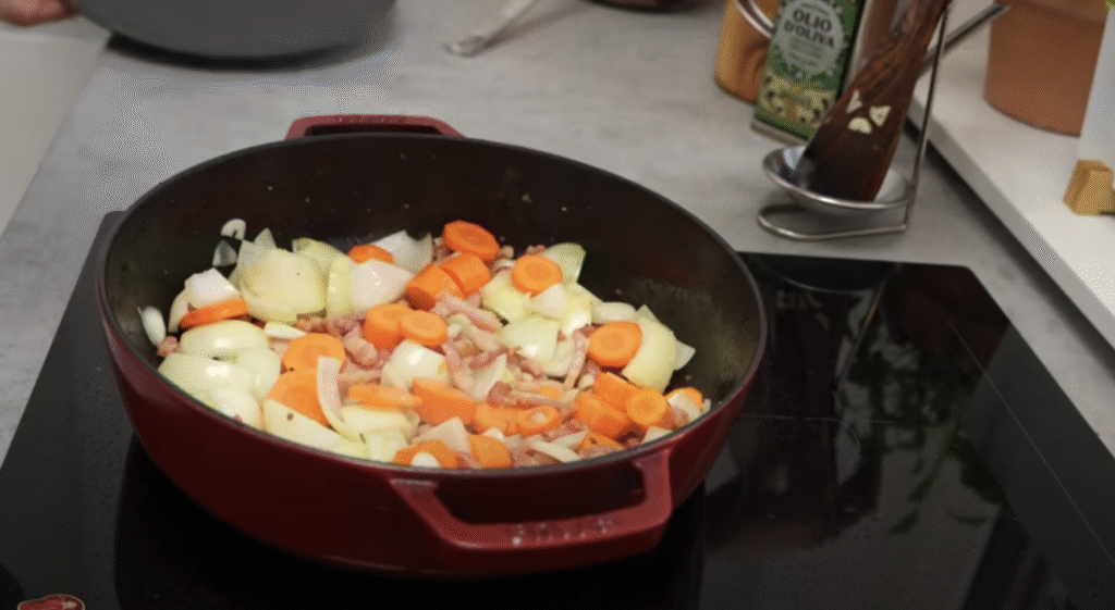 Delikátní Boeuf Bourguignon - francouzské hovězí na červeném víně s kořenovou zeleninou a žampiony