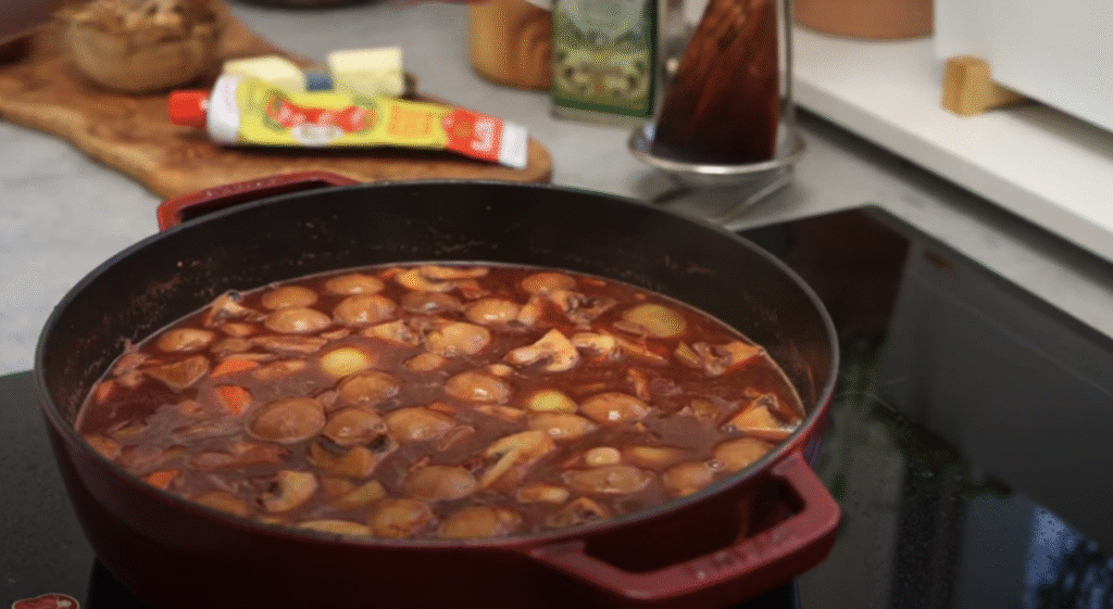 Delikátní Boeuf Bourguignon - francouzské hovězí na červeném víně s kořenovou zeleninou a žampiony