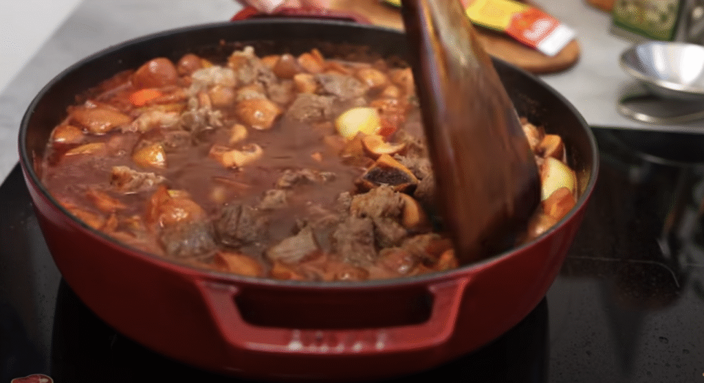Delikátní Boeuf Bourguignon - francouzské hovězí na červeném víně s kořenovou zeleninou a žampiony