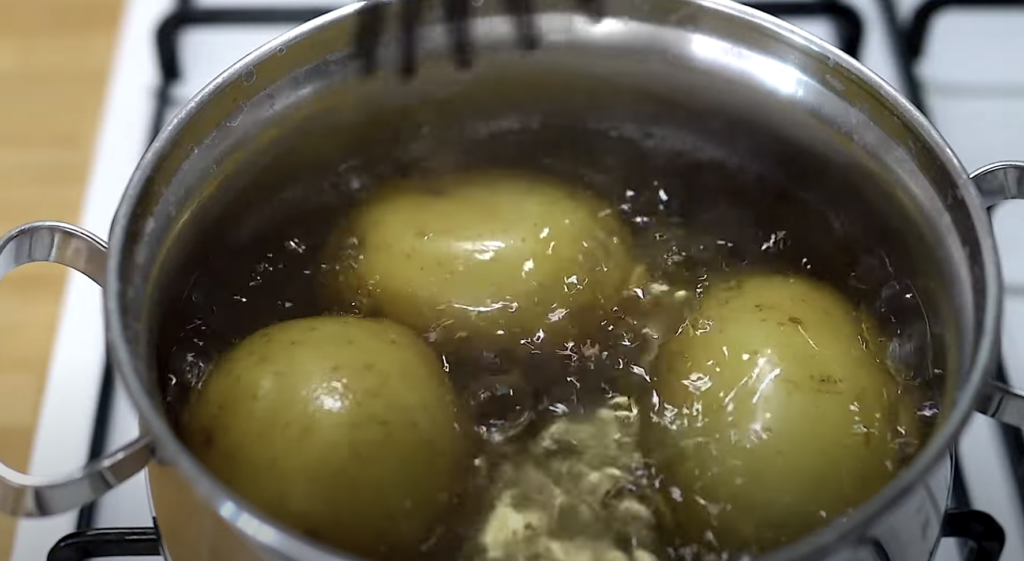 Zapečené bramborovo-slaninové špízy – křupavá dobrota z trouby