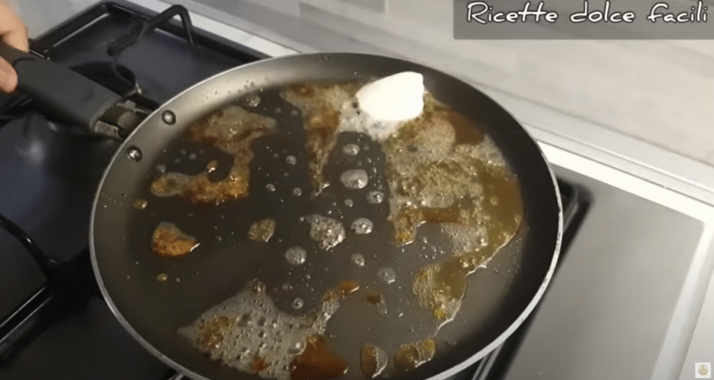 Voňavé košíčky s karamelizovanými jablky a meruňkovým džemem