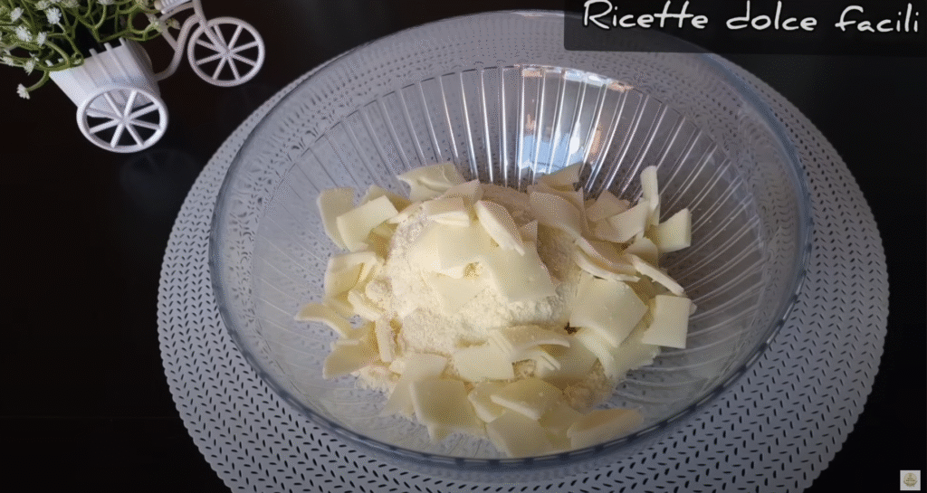 Slaný cuketový koláč z listového těsta s ricottou, provolou a parmazánem