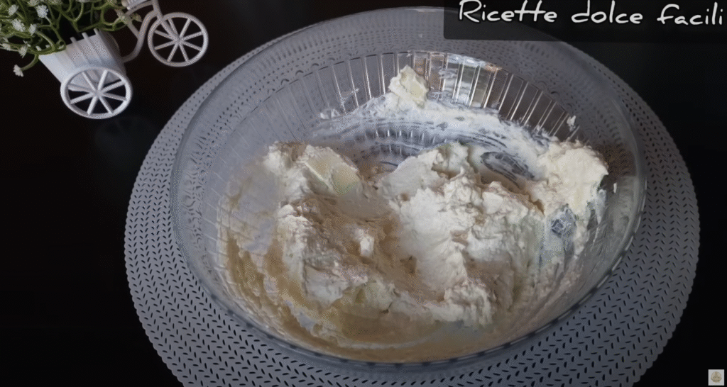 Slaný cuketový koláč z listového těsta s ricottou, provolou a parmazánem