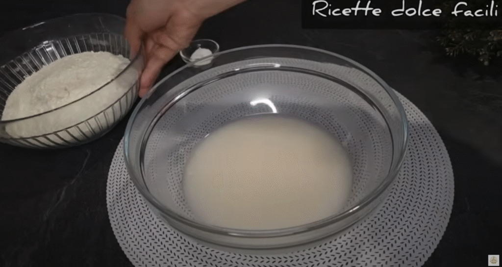Domácí letní pizza s grilovanou cuketou, sýrem, salátem, krevetami a uzeným lososem