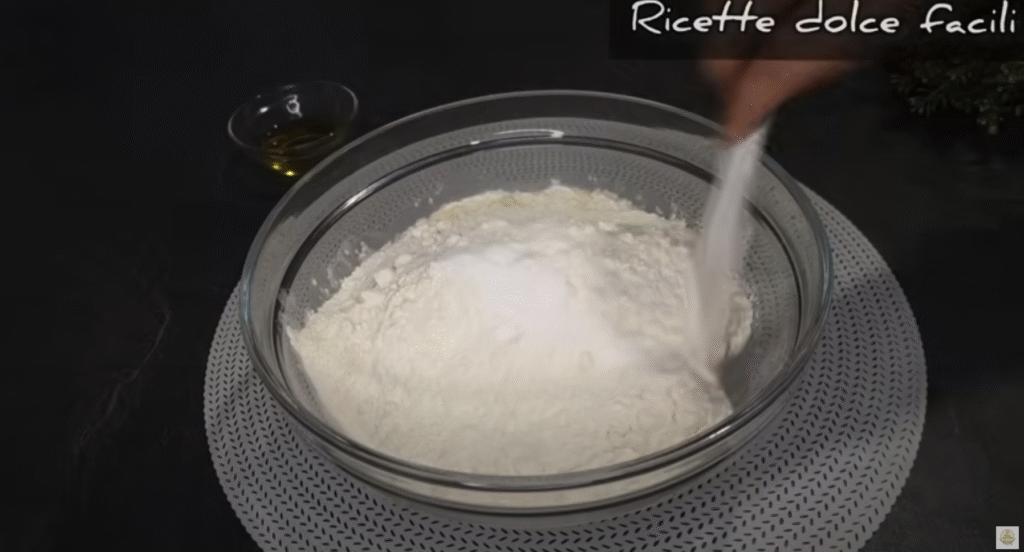 Domácí letní pizza s grilovanou cuketou, sýrem, salátem, krevetami a uzeným lososem