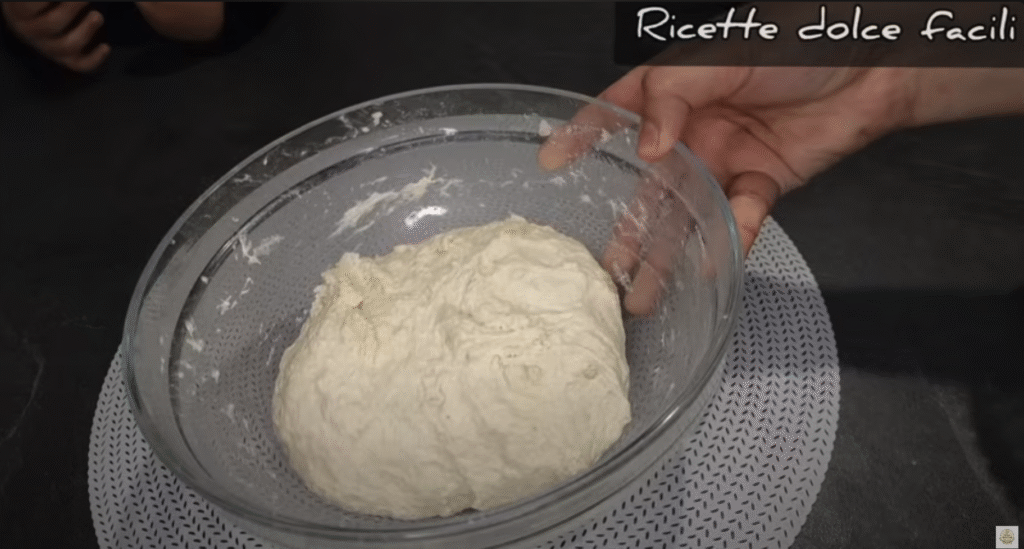 Domácí letní pizza s grilovanou cuketou, sýrem, salátem, krevetami a uzeným lososem