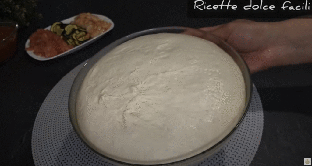 Domácí letní pizza s grilovanou cuketou, sýrem, salátem, krevetami a uzeným lososem