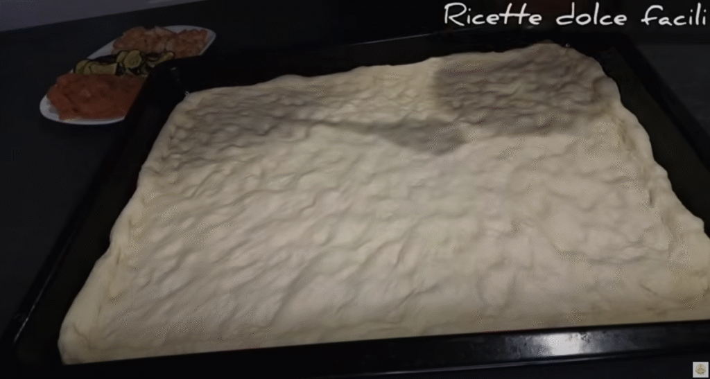 Domácí letní pizza s grilovanou cuketou, sýrem, salátem, krevetami a uzeným lososem