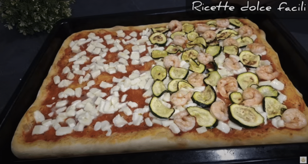 Domácí letní pizza s grilovanou cuketou, sýrem, salátem, krevetami a uzeným lososem