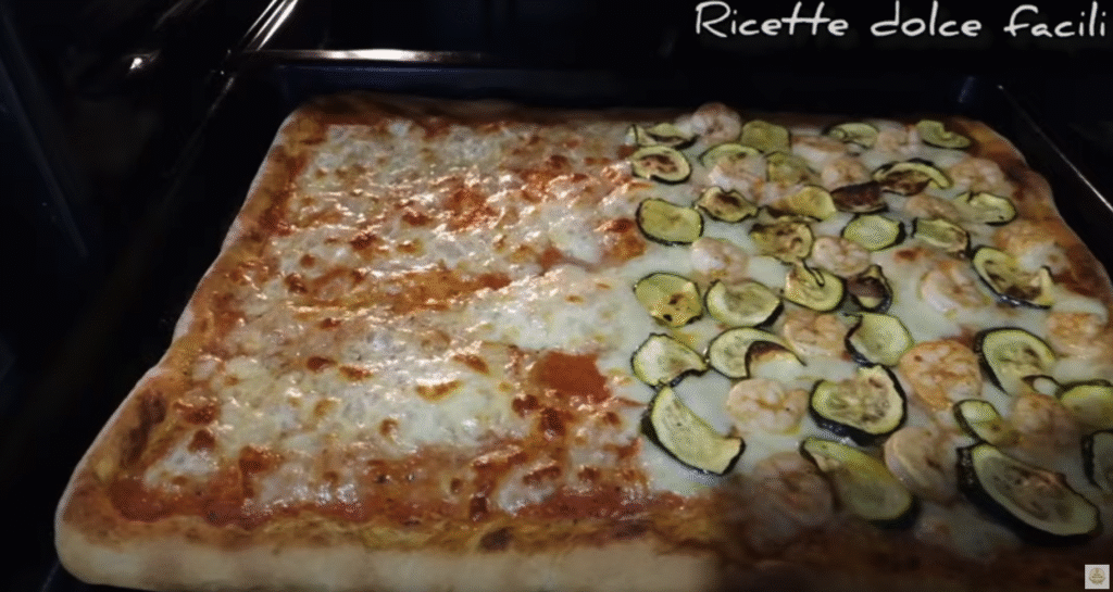 Domácí letní pizza s grilovanou cuketou, sýrem, salátem, krevetami a uzeným lososem