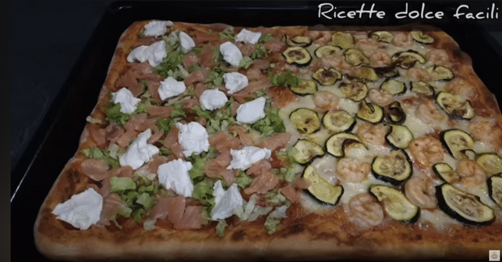 Domácí letní pizza s grilovanou cuketou, sýrem, salátem, krevetami a uzeným lososem