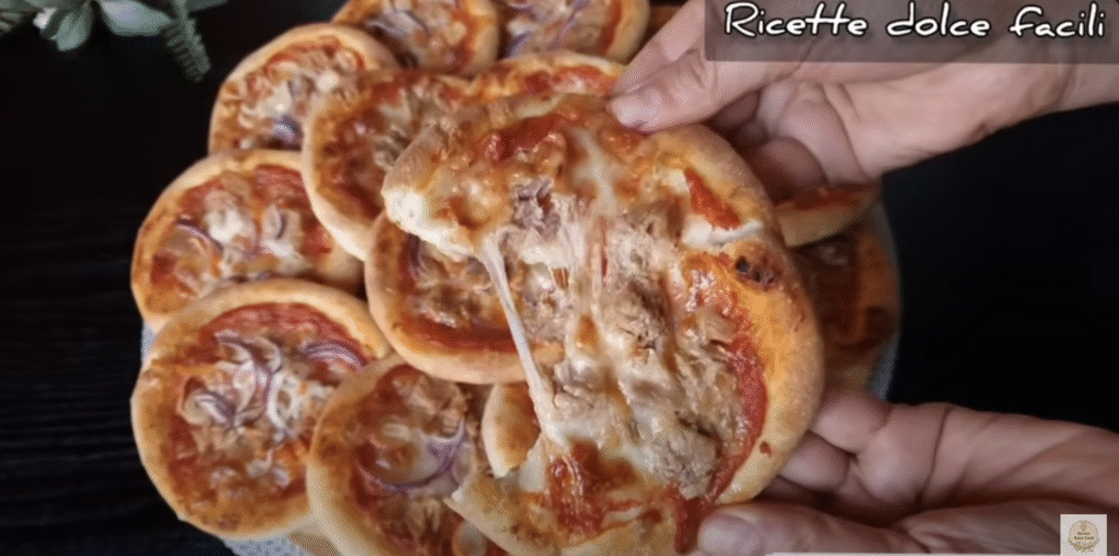 Mini pizzy z kynutého těsta s mozzarellou, tuňákem a cibulí - snadné křupavé občerstvení