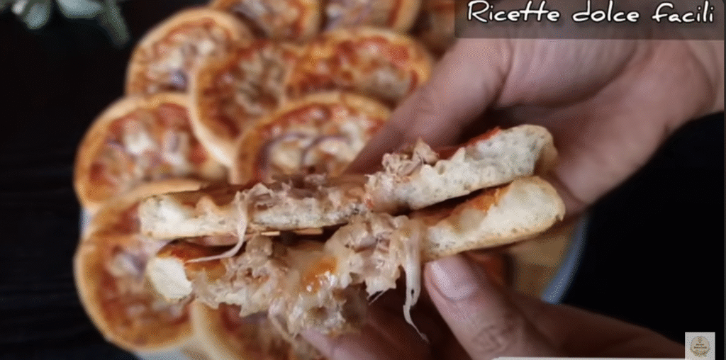 Mini pizzy z kynutého těsta s mozzarellou, tuňákem a cibulí - snadné křupavé občerstvení