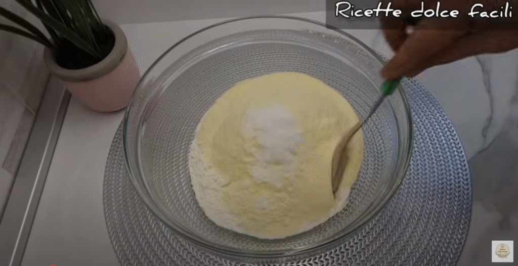 Mini pizzy z kynutého těsta s mozzarellou, tuňákem a cibulí - snadné křupavé občerstvení