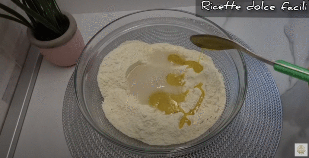 Mini pizzy z kynutého těsta s mozzarellou, tuňákem a cibulí - snadné křupavé občerstvení