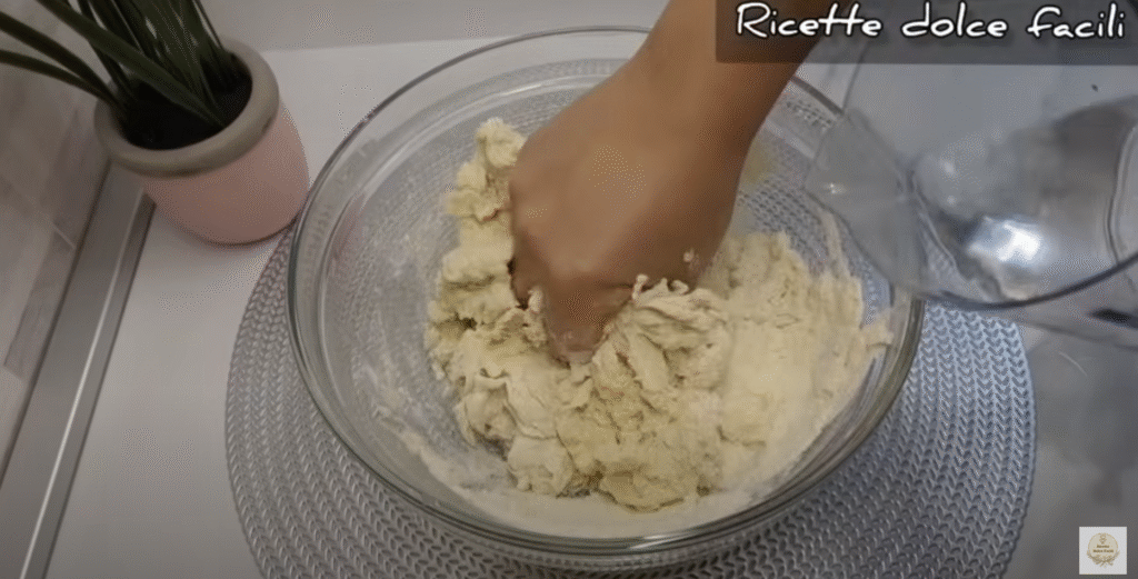 Mini pizzy z kynutého těsta s mozzarellou, tuňákem a cibulí - snadné křupavé občerstvení