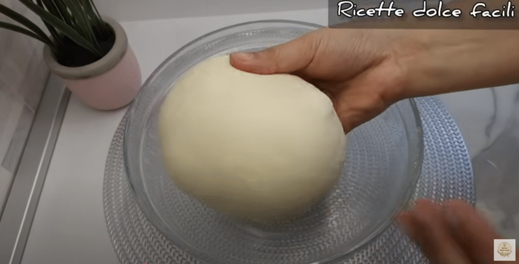 Mini pizzy z kynutého těsta s mozzarellou, tuňákem a cibulí - snadné křupavé občerstvení