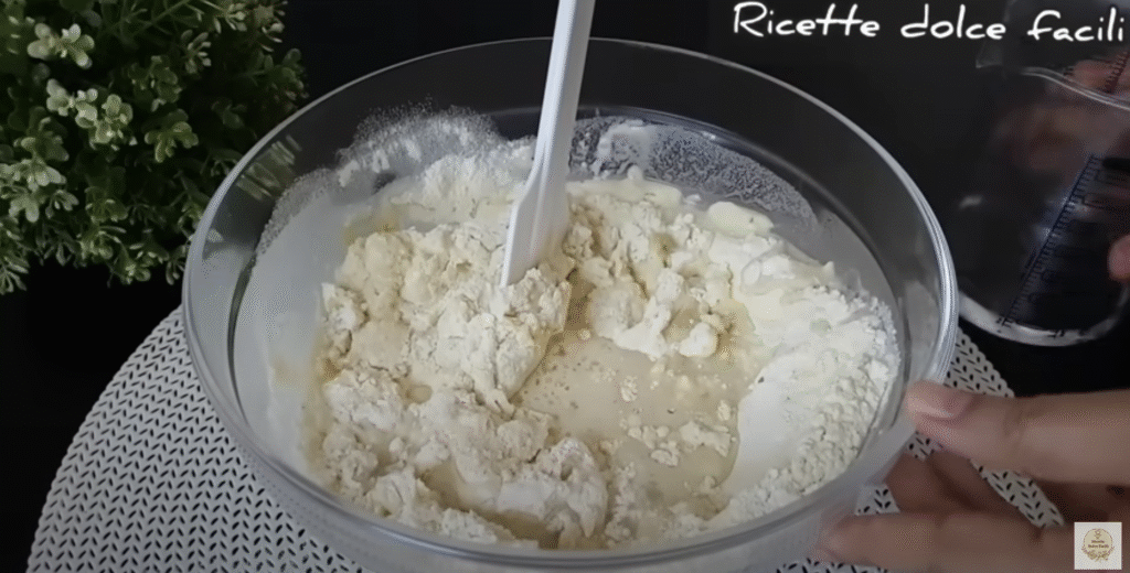 Domácí pizza s mozzarellou, mletým masem a černými olivami