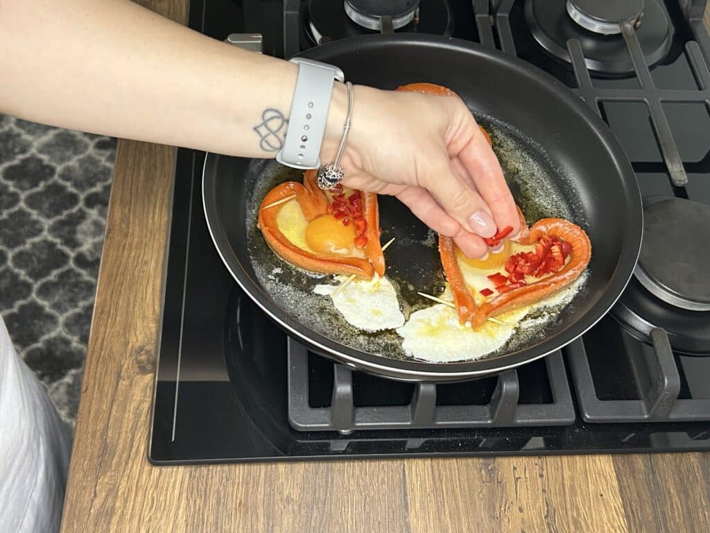 Srdíčkové párky s vejcem - snídaně, která pohladí nejen žaludek