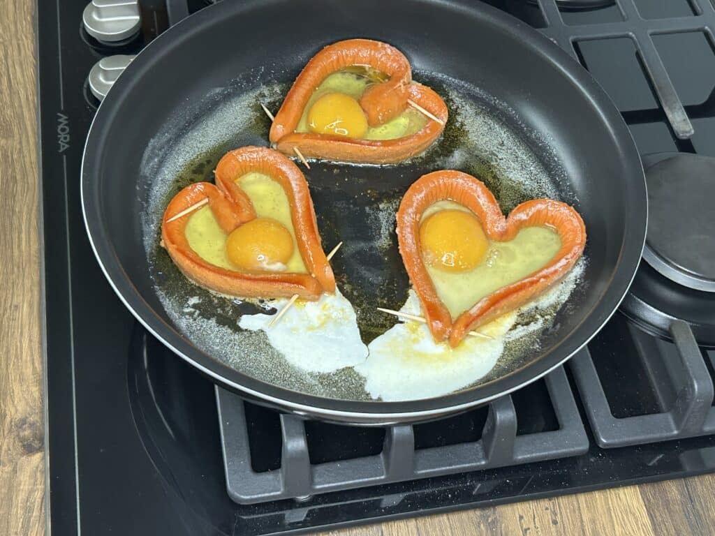 Srdíčkové párky s vejcem - snídaně, která pohladí nejen žaludek