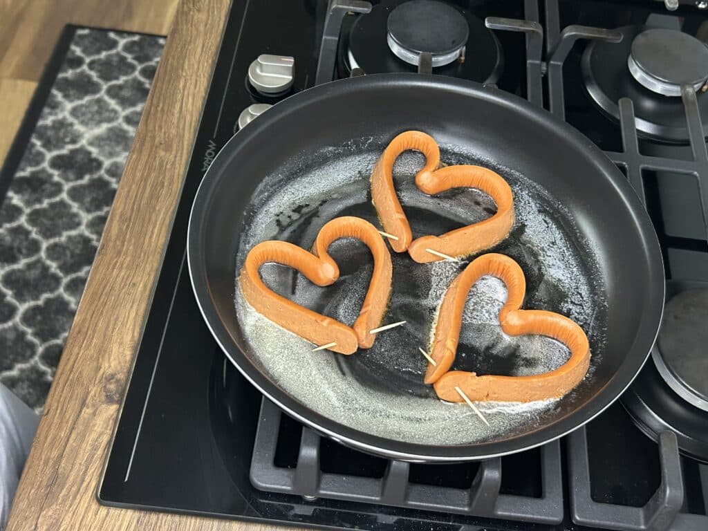 Srdíčkové párky s vejcem - snídaně, která pohladí nejen žaludek