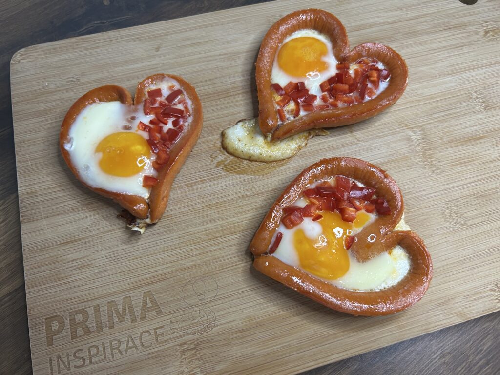 Srdíčkové párky s vejcem - snídaně, která pohladí nejen žaludek