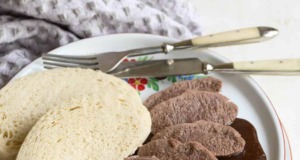 Hovězí jazyk se švestkovou omáčkou a knedlíkem: Recept na klasiku