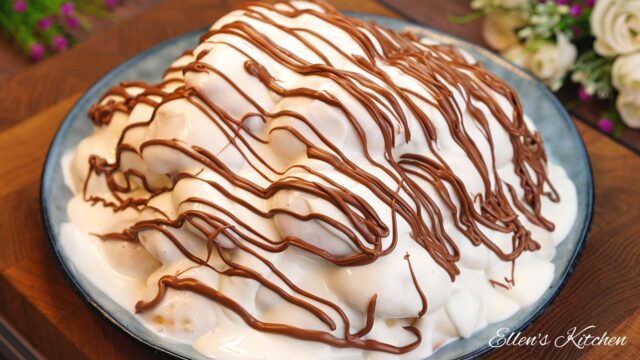 Jemné koláčky s krémem ze zakysané smetany a kondenzovaného mléka s čokoládovým přelivem