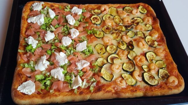 Letní pizza s cuketou, krevetami a lososem: Neodolatelná kombinace chutí Letní pizza s cuketou, krevetami a lososem: Neodolatelná kombinace chutí