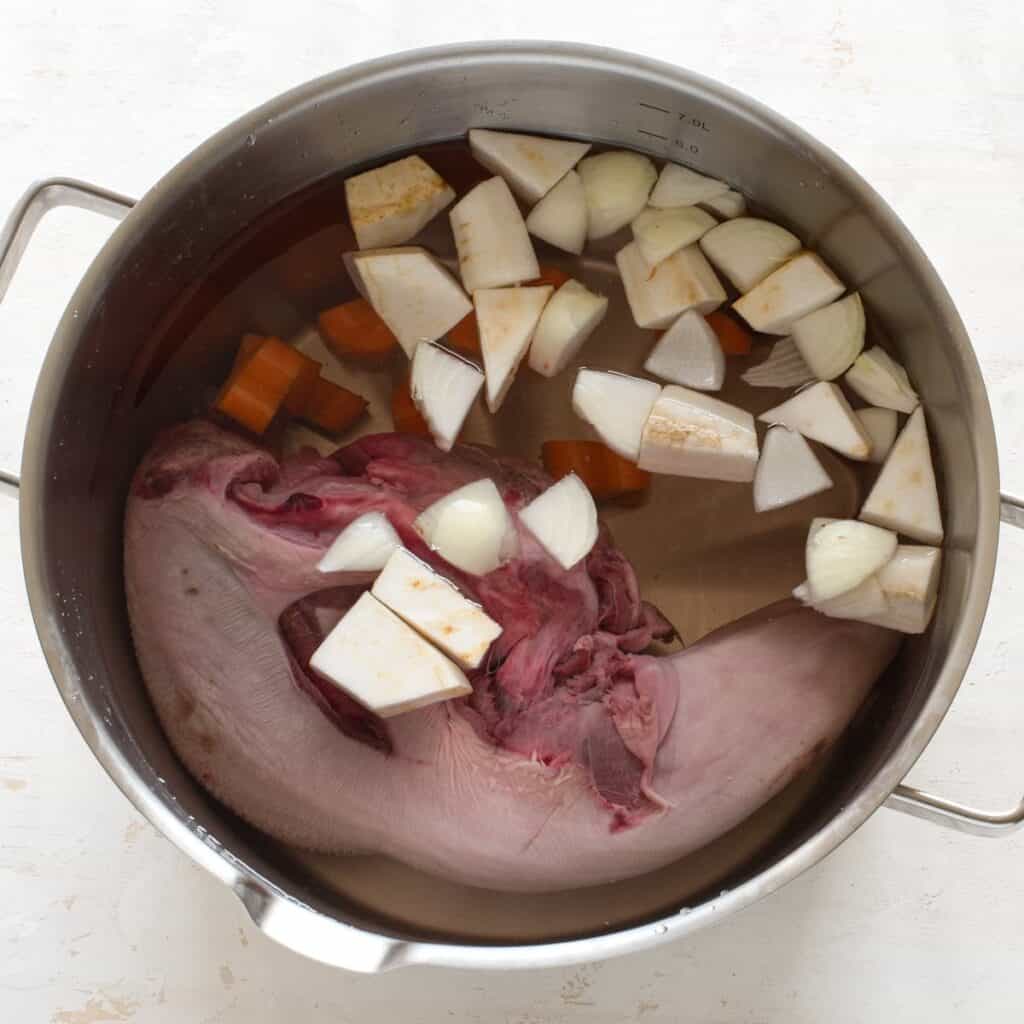 Hovězí jazyk se švestkovou omáčkou a knedlíkem: Recept na klasiku