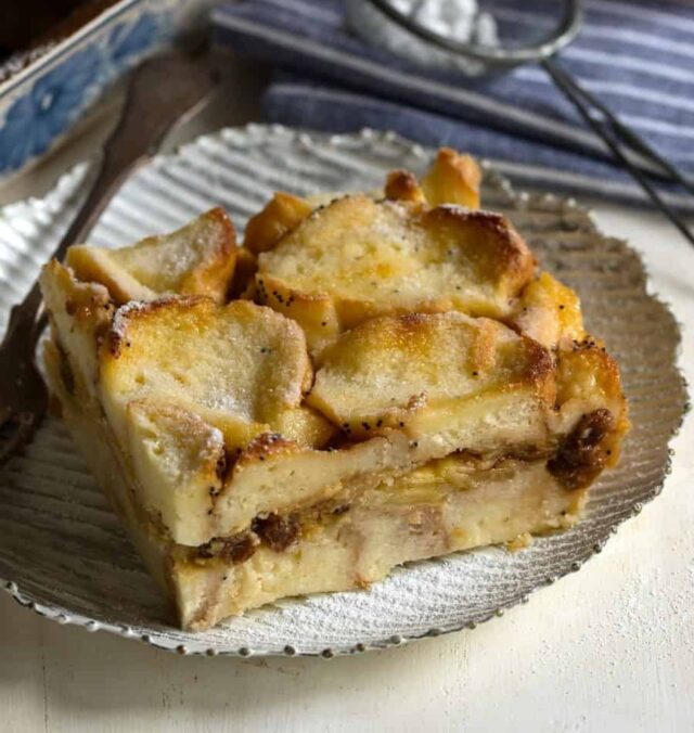 Tradiční česká žemlovka s jablky, rozinkami a voňavým máslem