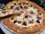 Domácí pizza s mozzarellou, mletým masem a černými olivami