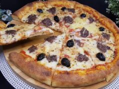 Domácí pizza s mozzarellou, mletým masem a černými olivami