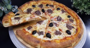 Domácí pizza s mozzarellou, mletým masem a černými olivami Domácí pizza s mozzarellou, mletým masem a černými olivami