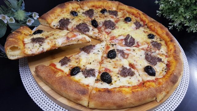 Domácí pizza s mozzarellou, mletým masem a černými olivami
