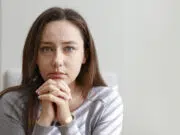 Mám dvacet let a vychovávám své sestry. Můj přítel to už nechce snášet.