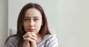 Mám dvacet let a vychovávám své sestry. Můj přítel to už nechce snášet.