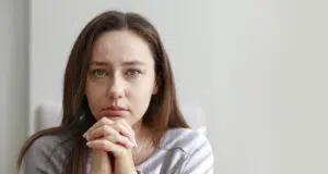 Mám dvacet let a vychovávám své sestry. Můj přítel to už nechce snášet.