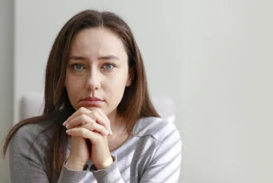 Mám dvacet let a vychovávám své sestry. Můj přítel to už nechce snášet.