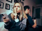 Její dokonalý manžel mi dělá návrhy. Mlčet, nebo jí to přiznat?