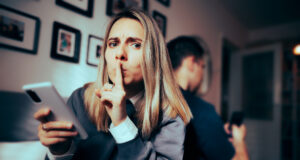 Její dokonalý manžel mi dělá návrhy. Mlčet, nebo jí to přiznat?