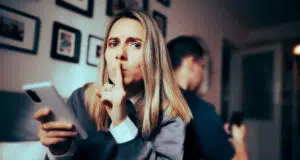 Její dokonalý manžel mi dělá návrhy. Mlčet, nebo jí to přiznat?