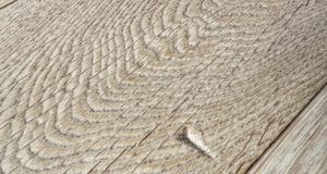 Jak opravit poškozenou laminátovou podlahu: Kompletní průvodce