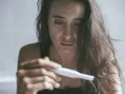 Řekla jsem mu, že čekám dítě. On mi odpověděl tichým odchodem.