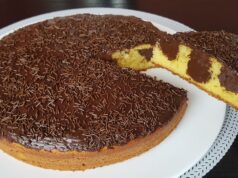 Lehoučký dort s hebkým Nutellovo-kávovým krémem a bohatou čokoládovou ozdobou